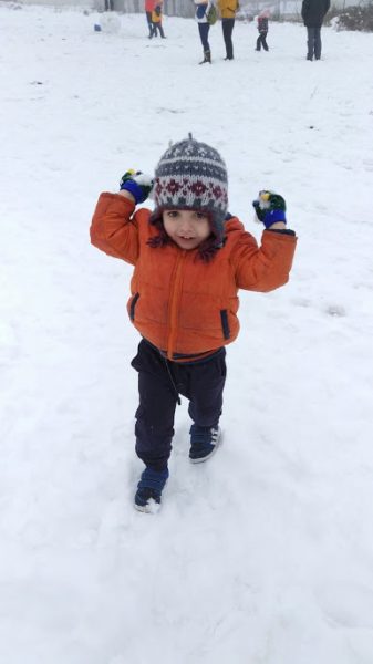 niño en la nieve