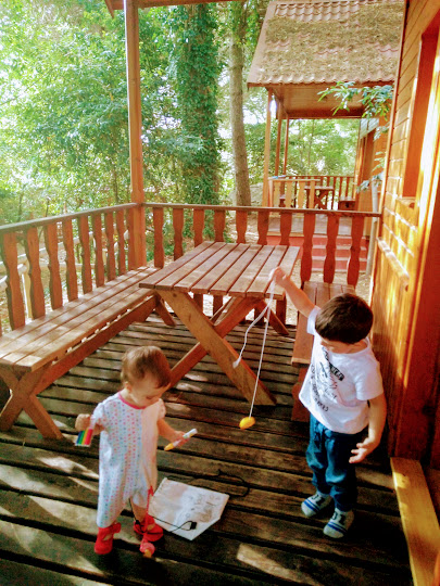 niños jugando en el porche de casa rural