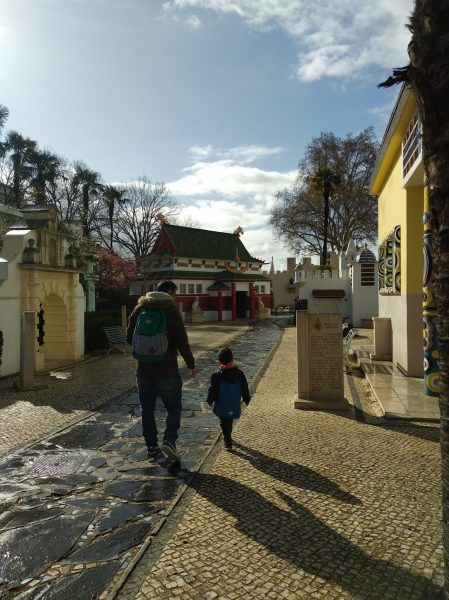 portugal dos pequenitos zona colonial coimbra con niños