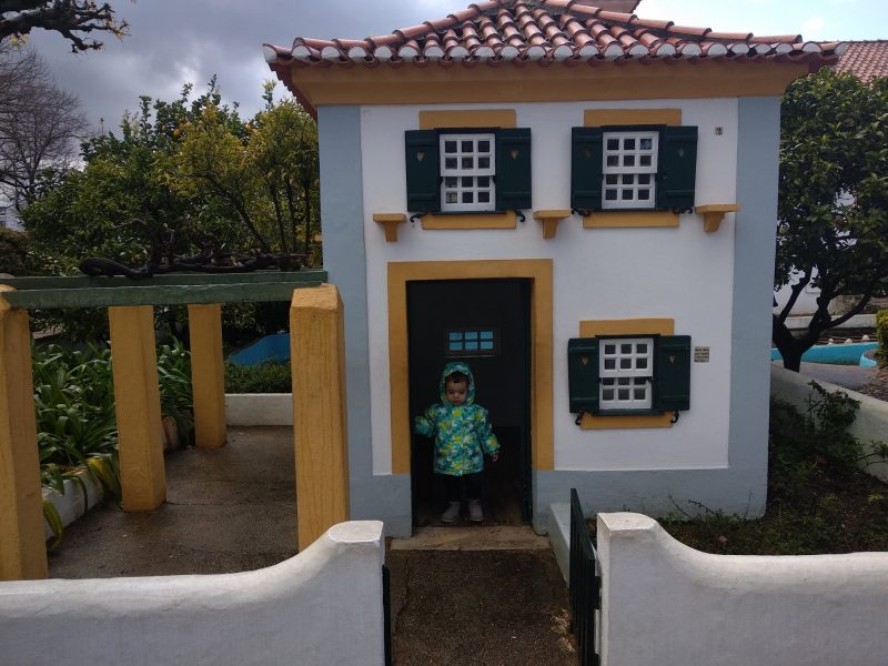 diferentes casas regionales portugal dos pequenitos, coimbra con niños