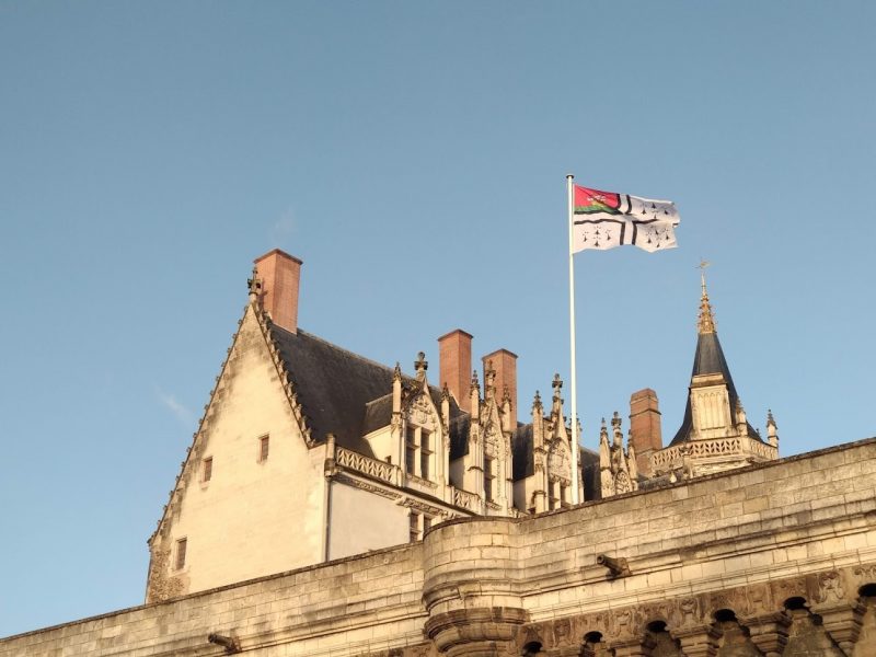 bandera ondeante en lo alto del castillo