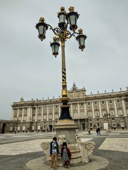 Palacio real de Madrid con niños