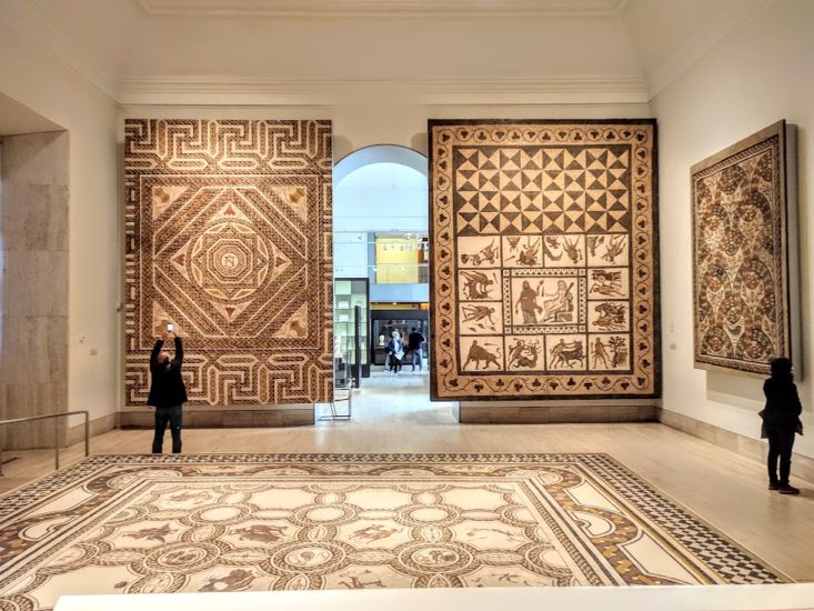 mosaicos en paredes y suelo de gran tamaño
