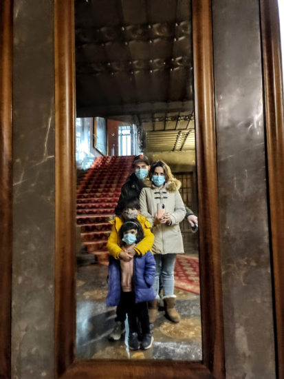 Foto de la familia en un espejo de la entrada