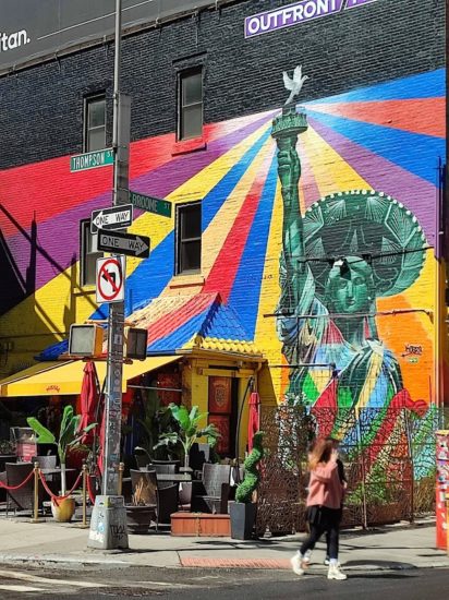 Grafitii de una estatua de la libertad muy colorida y con aires mexicanos.