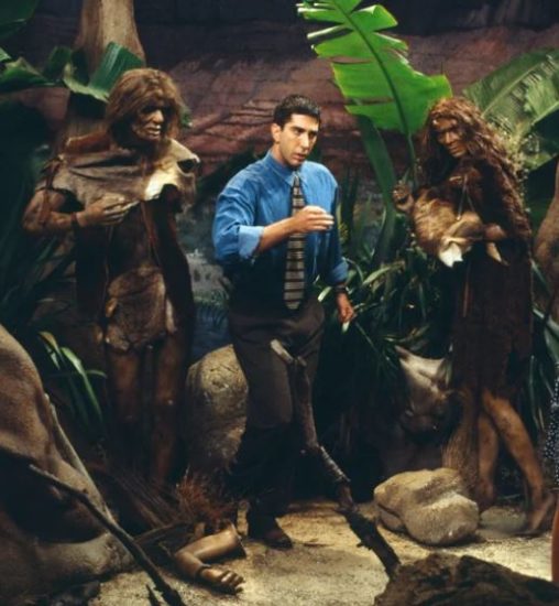 Ross Geller rodeado de neardentales en una imagen de la serie