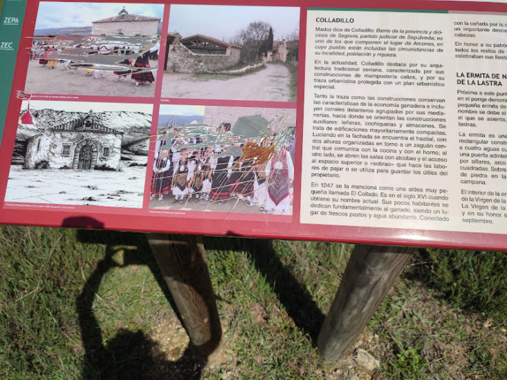Cartel en el que aparecen informaciones y fotos del pueblecito y de la ermita