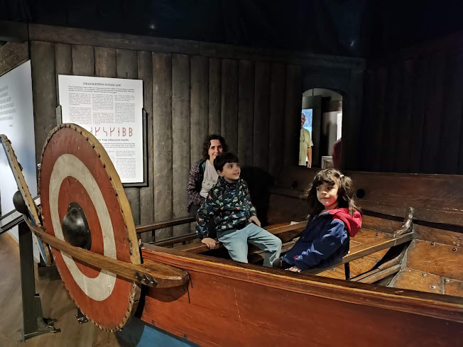 Montados en un barco típico vikingo