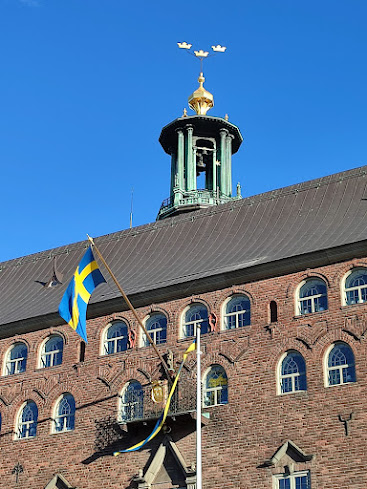 Detalle del Ayuntamiento con la bandera sueca izada