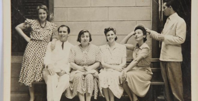 Fotografía en blanco y negro del grupo de mujeres