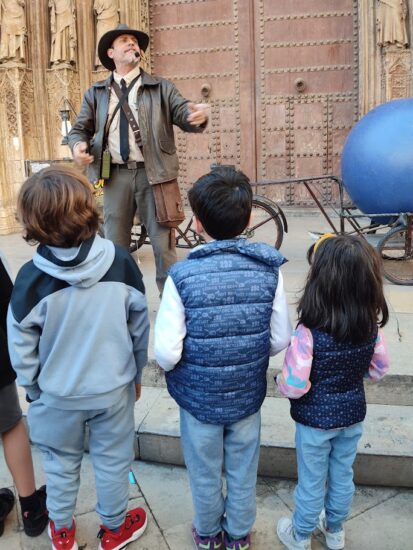 El tour con el guía disfrazado de Indiana Jones explicando y los niños super atentos
