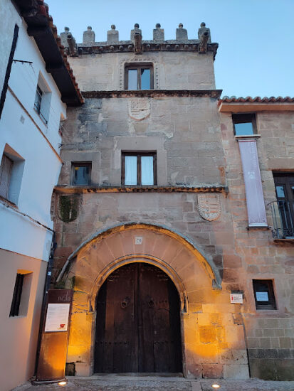 puerta principal de la casa del doncel