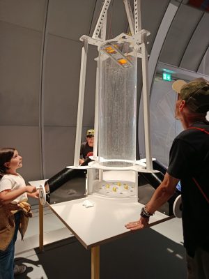 Niños experimentando en el CERN
